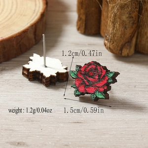 Detalle de pendientes de madera con rosa vintage con medidas de tamaño y peso exactas
