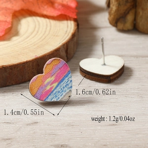 Vista macro que muestra las dimensiones de los pendientes de madera con forma de corazón