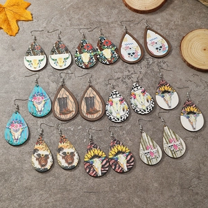 Boho Tropfen-Ohrringe aus Holz mit Western-Prints wie Sonnenblumen und Kuhschädeln