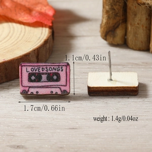 Detalle de pendientes de casete retro de madera rosa con estampado LOVE SONGS y medidas