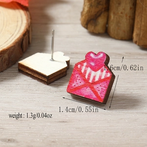 Vista detallada de pendientes de madera con diseño de corazón y sobre con medidas