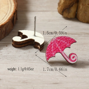 Detalle de pendientes de paraguas de madera rosa con dimensiones 1.5cm y peso 1.1g