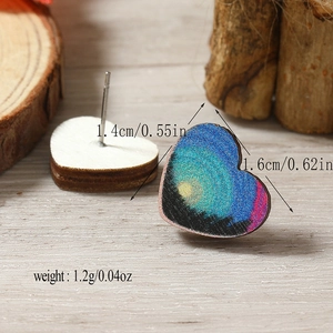 Vista macro de pendientes de madera con forma de corazón y patrones artísticos