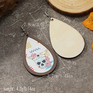 Detailansicht der bedruckten Tropfen-Holzohrringe mit den Maßen 7,8 cm x 3,7 cm