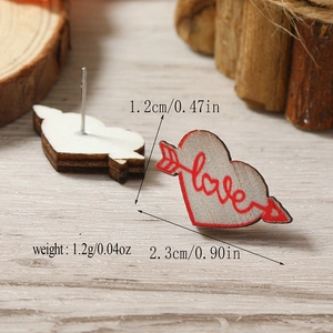 Macro de pendientes de madera en forma de corazón con diseño love y tamaño 2,3x1,2 cm