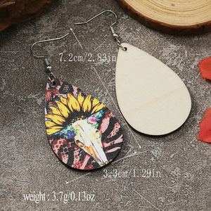 Details der Abmessungen der Sonnenblumen-Holzohrringe mit Kuhschädel-Druck