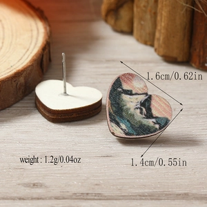 Primer plano de pendientes de madera con forma de corazón, gatos y dimensiones