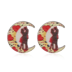 Pendientes de madera en forma de luna con silueta romántica de pareja y corazones