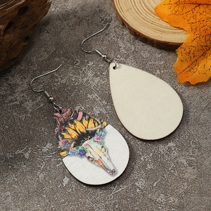 Details von Holzohrringen in Tropfenform mit Western-Stierkopf und Sonnenblumen-Druck