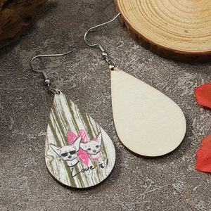 Detailansicht der hölzernen Tropfenohrringe mit Chihuahua-Motiv und Love is Schriftzug
