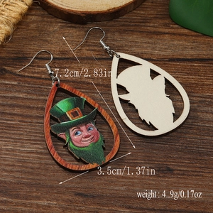 Close-up of teardrop clover earrings with dimensions 7.2cm by 3.5cm and 4.9g weight