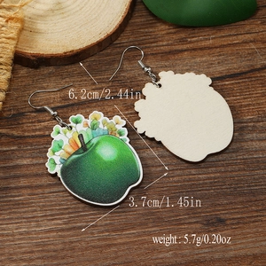 Dimensiones de pendientes de madera de manzana verde con altura 6,2cm y ancho 3,7cm