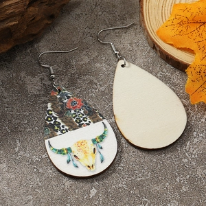 Detailansicht der Boho-Ohrringe aus Holz mit Stierschädel-Muster und Leopard-Print