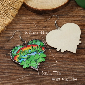 Detalle de pendientes de madera Lucky con 6,2 cm de altura y diseño de tréboles