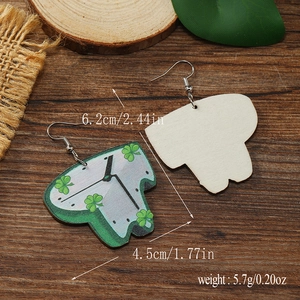 Detalle de pendientes de madera trébol San Patricio con especificaciones de tamaño exactas