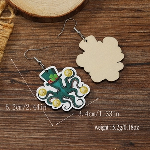 Dettaglio degli orecchini in legno a polpo con cappello verde e monete trifoglio per San Patrizio