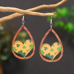 Pendientes de madera de San Patricio en forma de gota con diseño de corazón de trébol verde