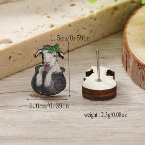 Dettaglio orecchini in legno a forma di pecora con misure di 1,5 cm altezza e 1,0 cm larghezza