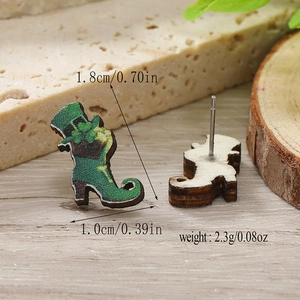Dettaglio orecchini Leprechaun in legno, dimensioni 1,8cm x 1,0cm e peso di 2,3g