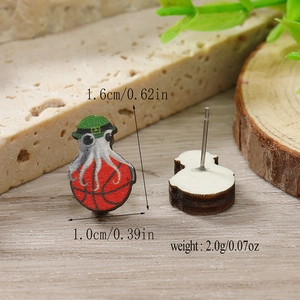 Dettaglio di orecchini in legno a polpo con misure di 1,6 cm di altezza e 1,0 cm di larghezza