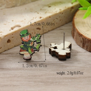 Dettaglio degli orecchini in legno di San Patrizio con leprechaun su un fungo