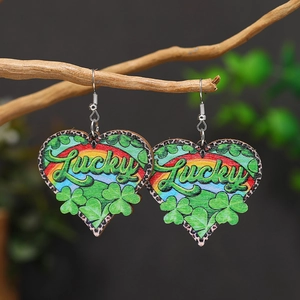 Pendientes de corazón en madera con trébol arcoíris y estampado de leopardo en una rama
