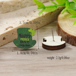 Vista macro di orecchini a cappello in legno verde con quadrifoglio e scritte