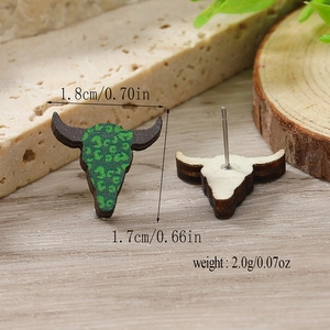 Vista macro degli orecchini in legno a testa di toro con stampa leopardata verde