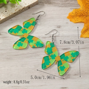 Detalle de pendientes de mariposa de acrílico con tréboles y dimensiones del producto
