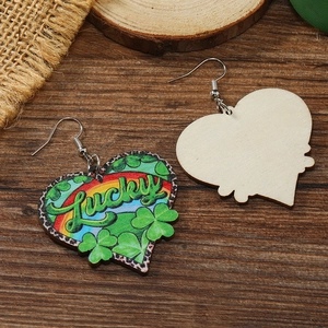 Vista detallada de aretes de madera en forma de corazón con diseño de trébol Lucky