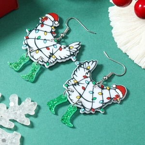 Dettaglio di orecchini a forma di gallo in acrilico con cappello di Natale e luci festive