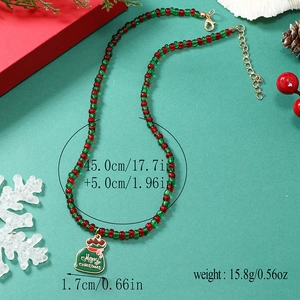 Detail van 45cm kerstkraal ketting met groene feestelijke tas hanger en afmetingen erbij