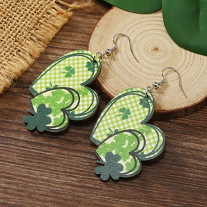 Detalle de pendientes de madera con forma de corazón y tréboles para San Patricio
