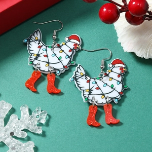 Dettaglio di orecchini di gallina in acrilico con cappello natalizio e luci colorate