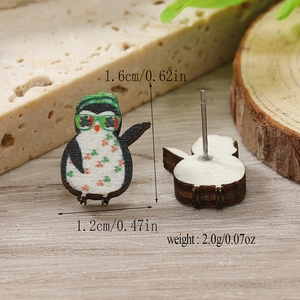 Vista dettagliata degli orecchini a pinguino in legno con dimensioni 1,6cm x 1,2cm