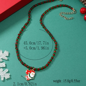 Detail van kerstparelketting met rood-groene kralen en kerstman hanger voor dames