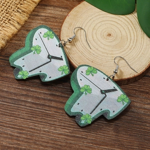 Detalle de aretes de madera con diseños de reloj y trébol sobre fondo rústico natural