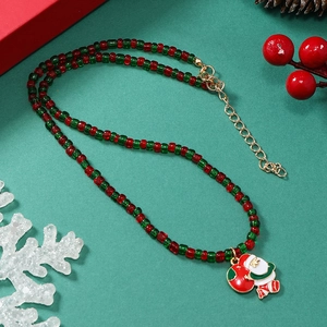 Detailopname van kerstkralenketting met kerstman-hanger op een feestelijke achtergrond