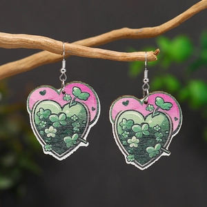 Orecchini a cuore in legno per San Patrizio con motivo a trifoglio rosa e verde