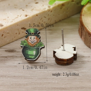 Dettagli degli orecchini a perno Leprechaun in legno, misure 1,5x1,2cm e peso 2,3g