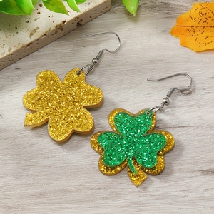 Detalle de pendientes de trébol en acrílico con purpurina para el Día de San Patricio