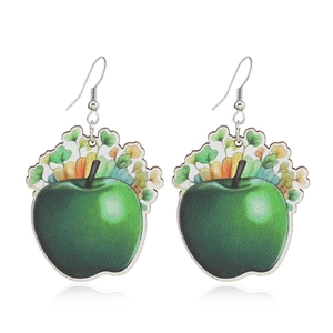 Pendientes de madera de San Patricio con diseño de manzana verde y tréboles