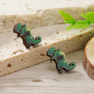 Dettaglio di orecchini in legno di San Patrizio con motivo a trifoglio e venatura naturale del legno