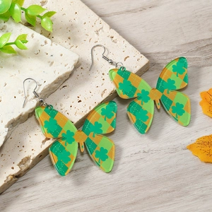Pendientes mariposa de acrílico para San Patricio con tréboles verdes y ganchos plata