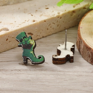 Dettaglio di orecchini in legno per San Patrizio con motivi di stivali e cappelli verdi