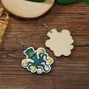 Dettaglio orecchini in legno a forma di polpo con cappello a trifoglio per San Patrizio