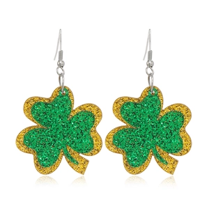 Detalle de pendientes colgantes de trébol verde con purpurina para San Patricio