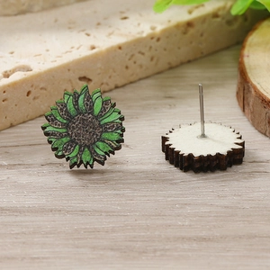 Dettaglio degli orecchini girasole in legno con stampa leopardata e perni d'argento