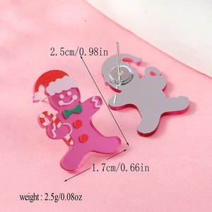 Dettaglio degli orecchini omino di pan di zenzero in acrilico rosa e retro in metallo