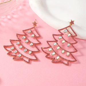 Dettaglio degli orecchini ad albero di Natale con strass rosa e gemme iridescenti
